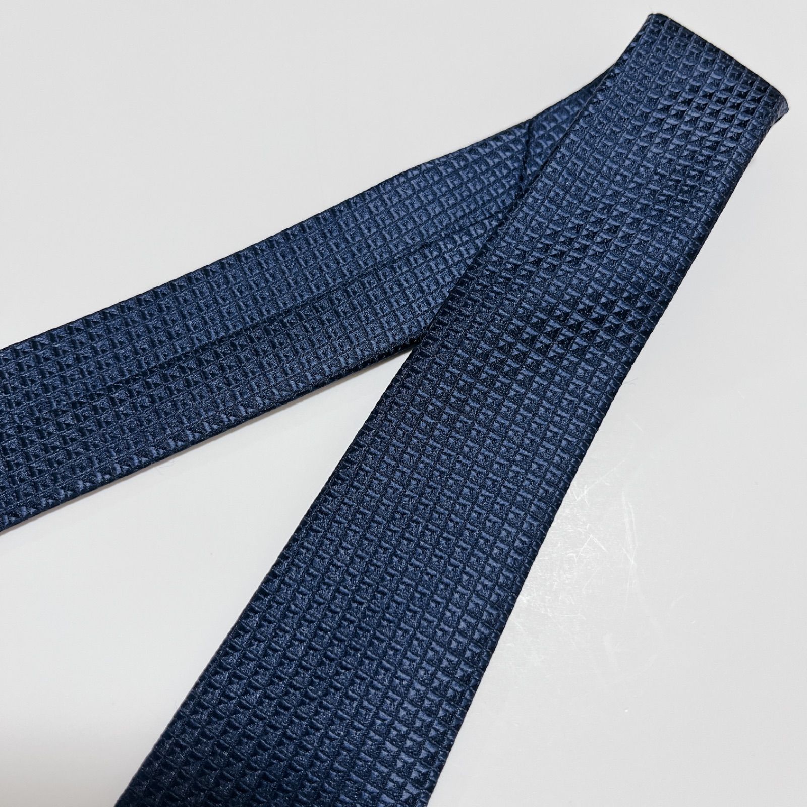 美品 フェンディ ネクタイ ハイブランド ソリッドタイ 無地 光沢 希少 紺色 美品 フェンディ ネクタイ ハイブランド ソリッドタイ 無地 光沢