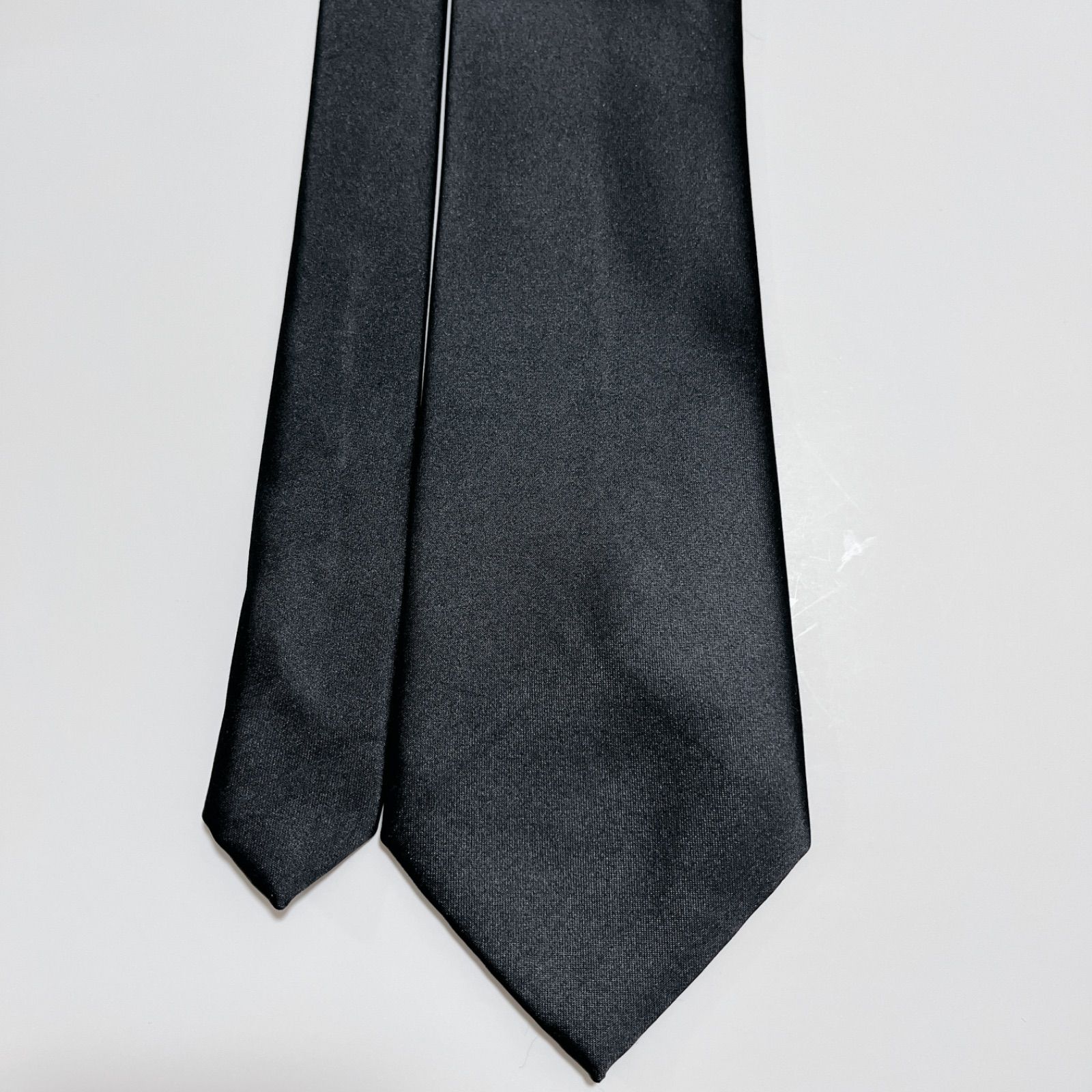 美品 ジバンシー ネクタイ ハイブランド ソリッドタイ 無地 光沢 希少 黒色 美品 ジバンシー ネクタイ ハイブランド ソリッドタイ 無地 光沢