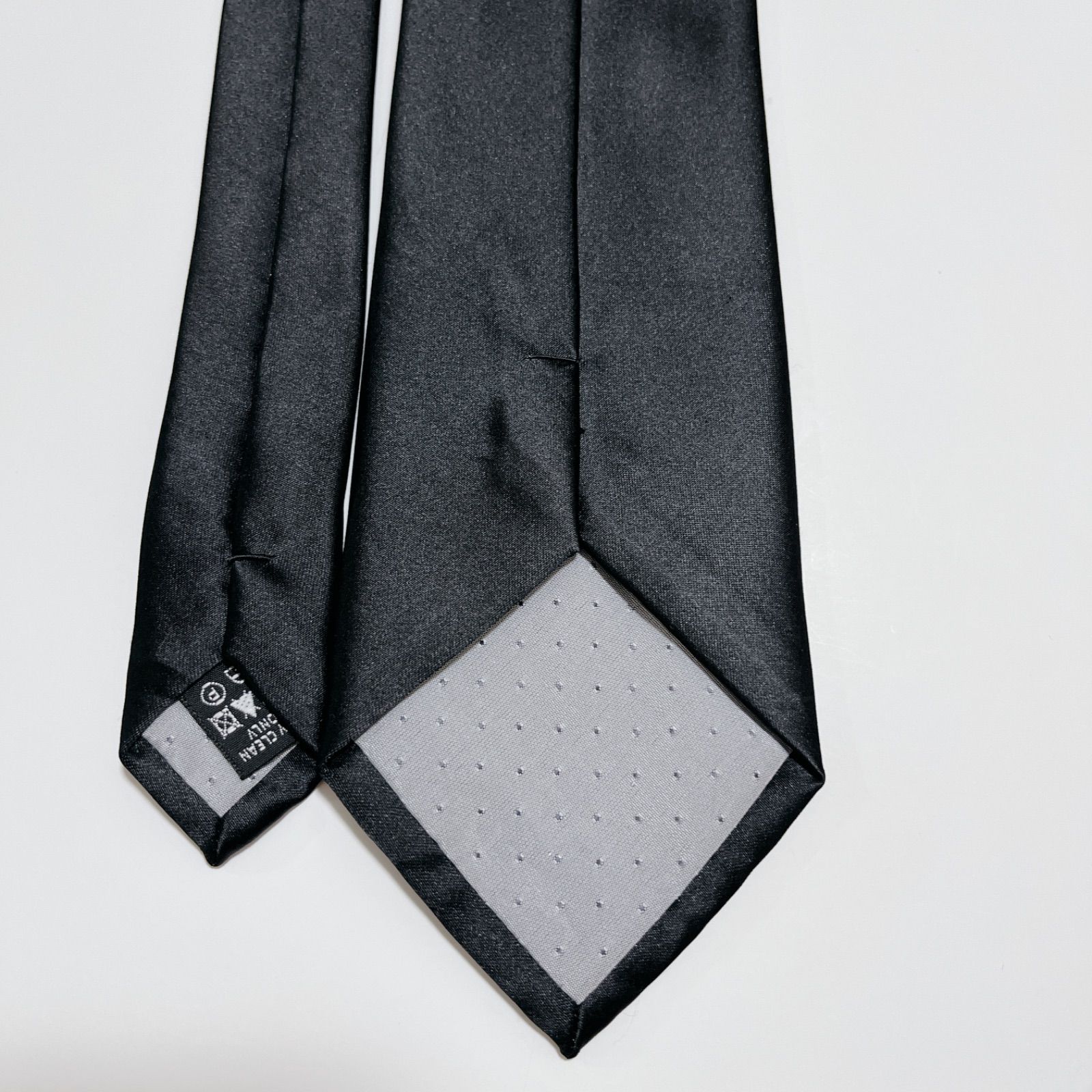 美品 ジバンシー ネクタイ ハイブランド ソリッドタイ 無地 光沢 希少 黒色 美品 ジバンシー ネクタイ ハイブランド ソリッドタイ 無地 光沢