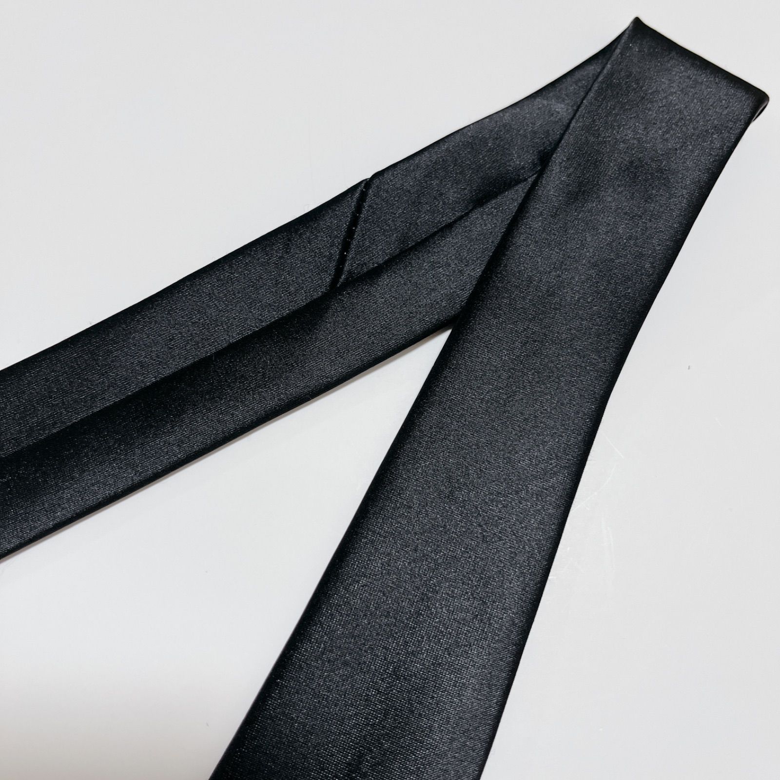 美品 ジバンシー ネクタイ ハイブランド ソリッドタイ 無地 光沢 希少 黒色 美品 ジバンシー ネクタイ ハイブランド ソリッドタイ 無地 光沢