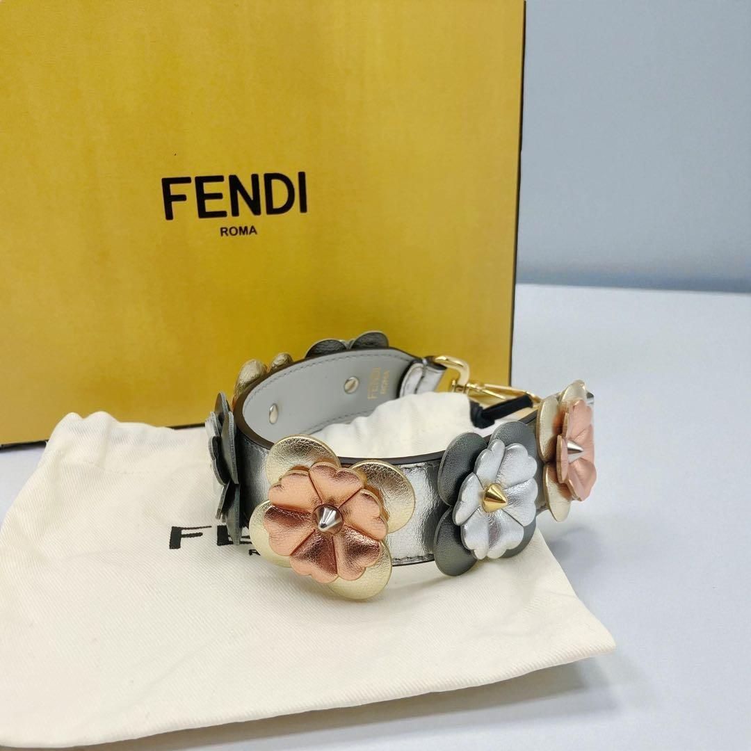 フェンディ ミニストラップユー フラワー スタッズ