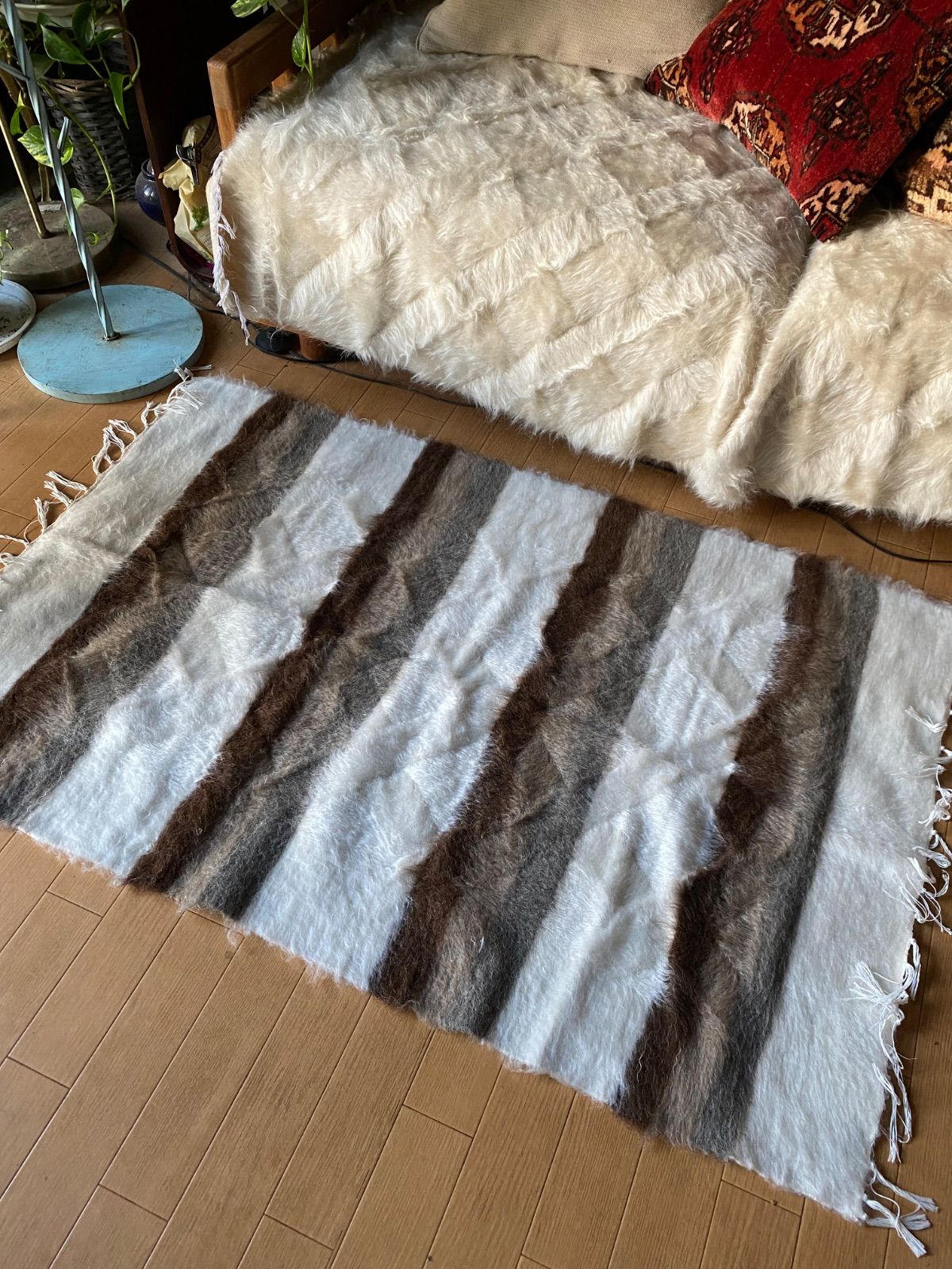 トルコ発現地より卸売販売シイルトバッタニイェ アンゴラヤギのモヘアで織り機で織られた毛布 淡い色合い4色楽しめる超絶便利なエコな織物 シイルトバッタニイェなら25年販売実績のある当店で 良いものをリーズナブルに オリジナルサイズ一点のみ MARWIL-DEMENAGEMENTS_CH