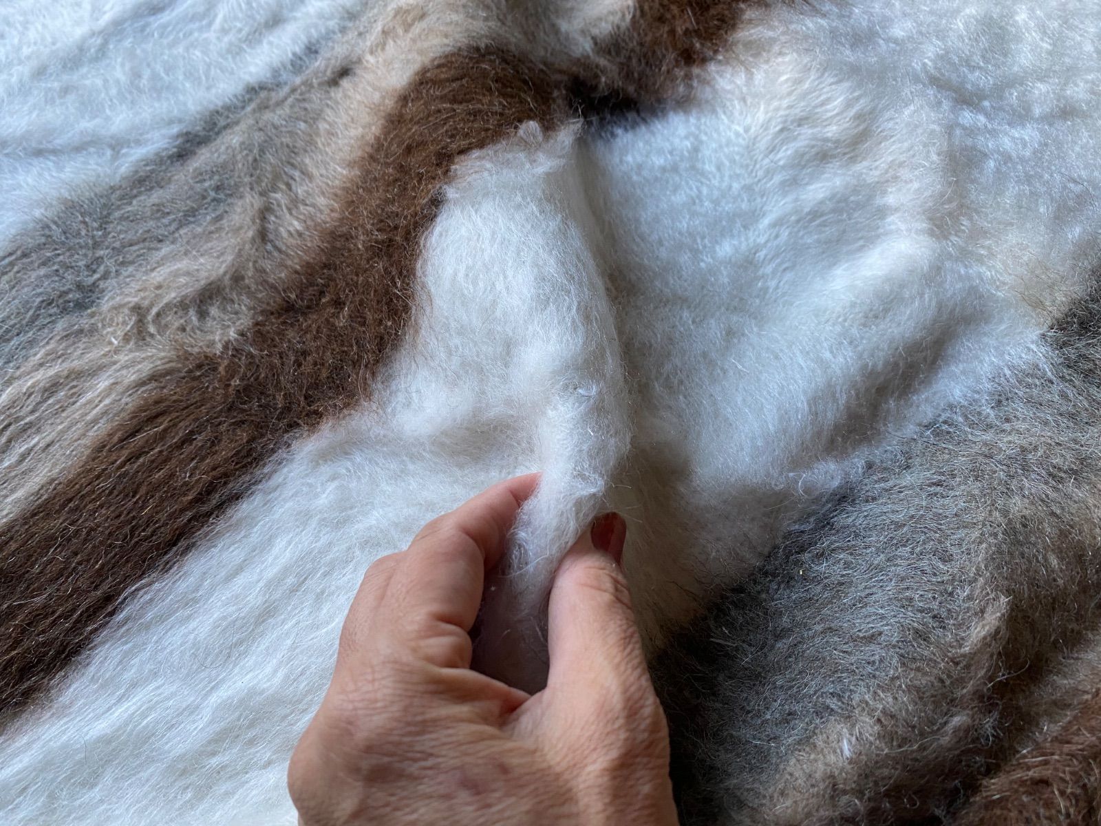 アンゴラヤギのモヘアで織り機で織られた毛布