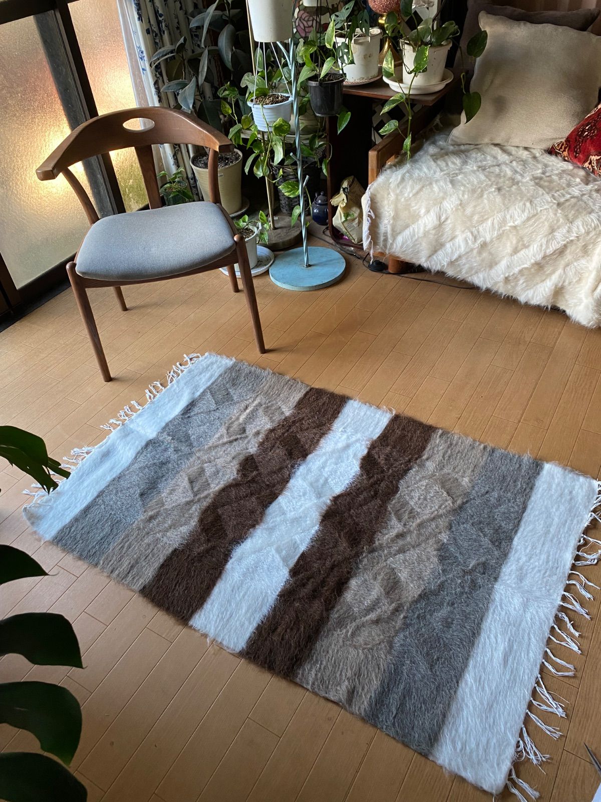 トルコのシイルトバッタニイェ アンゴラヤギのモヘアで織られた遊牧民の知恵 優しい色合いこちら一枚のみ 大きめ膝掛けサイズ80×125玄関やソファやベッドの前に 車やキャンプにもとても便利 一枚あると四季を通じて重宝です 是非是非おすすめ MARWIL-DEMENAGEMENTS_CH