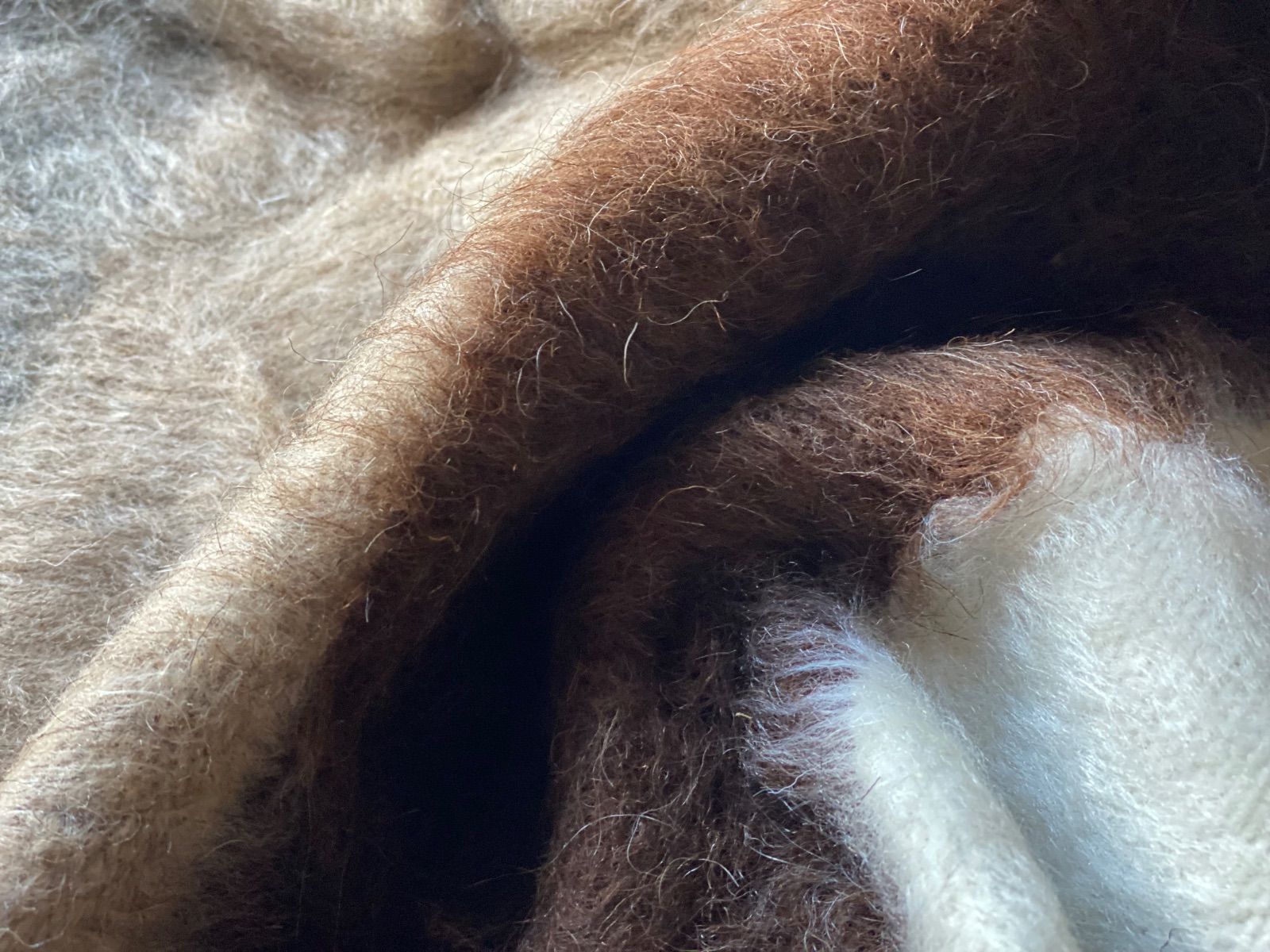 アンゴラヤギのモヘアで織られた遊牧民の知恵