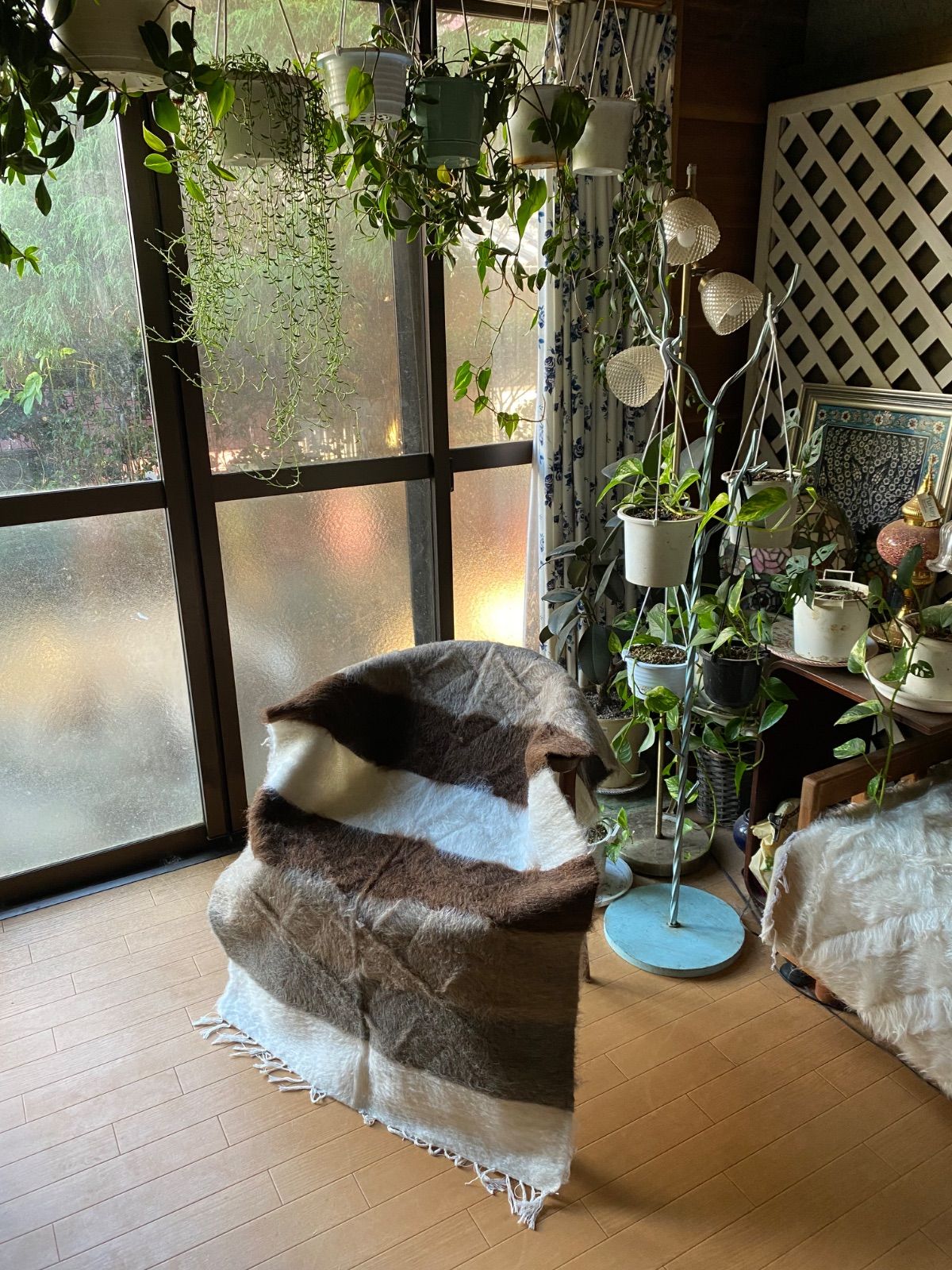 トルコのシイルトバッタニイェ アンゴラヤギのモヘアで織られた遊牧民の知恵 優しい色合いこちら一枚のみ 大きめ膝掛けサイズ80×125玄関やソファやベッドの前に 車やキャンプにもとても便利 一枚あると四季を通じて重宝です 是非是非おすすめ