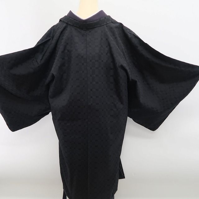 モノトーンの誘惑 羽織を重ねて気分を上げる