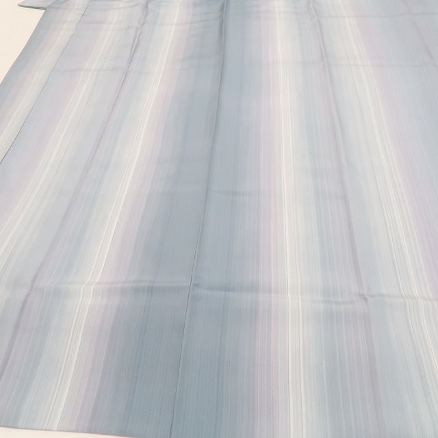 時代を超えて風情を奏で洒落た襦袢に縞を引く 仕付け糸付