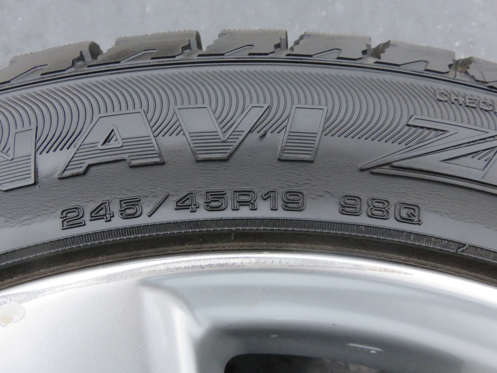 245 45R19