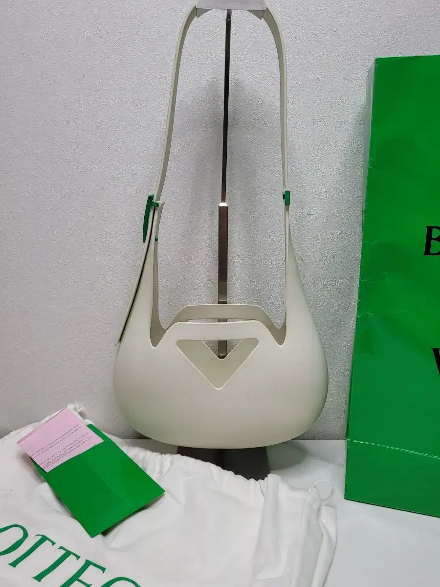 ボッテガ ヴェネタ 白 モールディング ショルダーバッグ