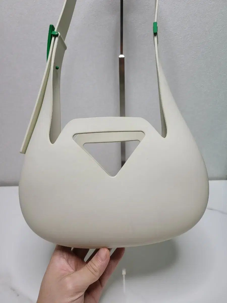 ボッテガ ヴェネタ 白 モールディング ショルダーバッグ