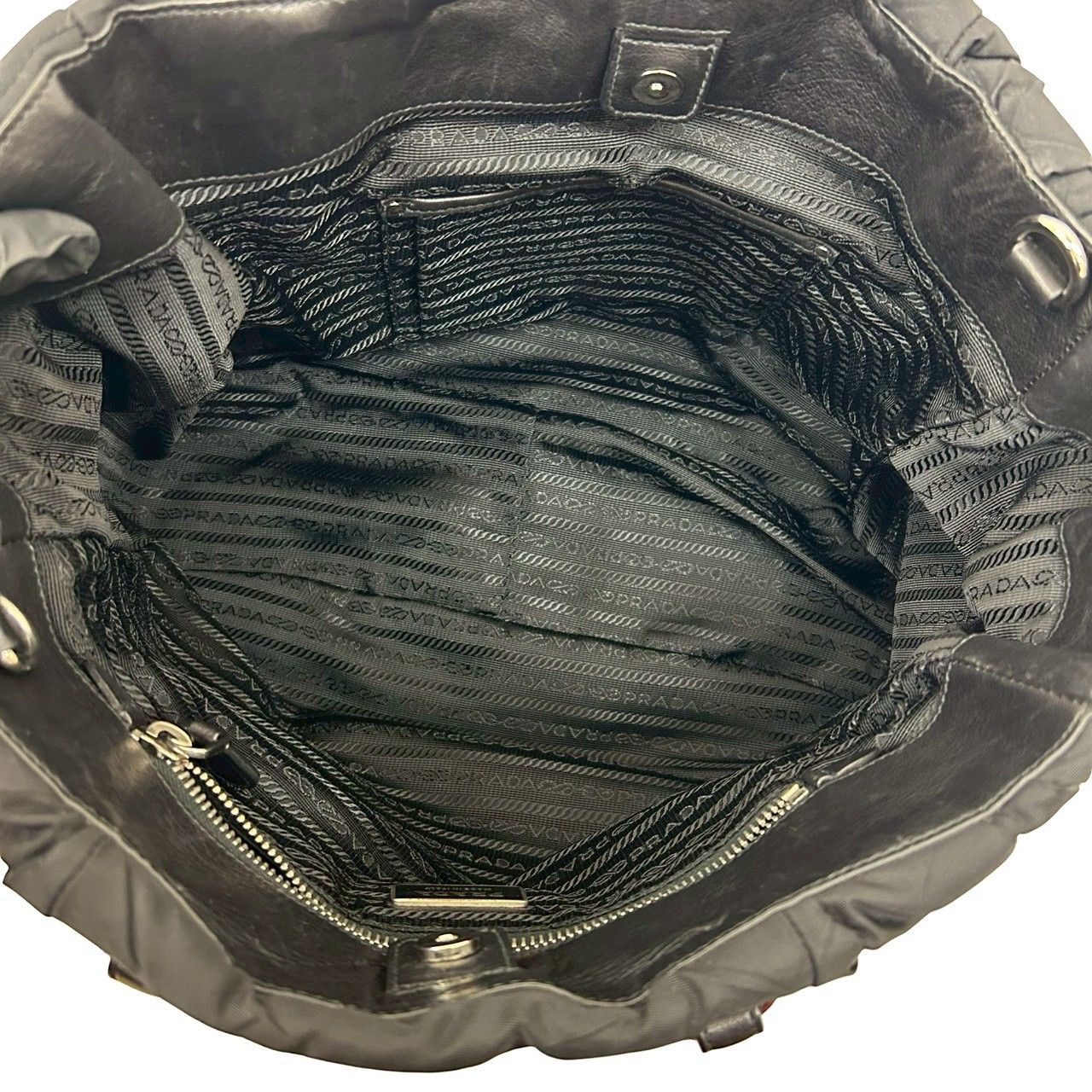 チャーム付き PRADA プラダ ロゴ 金具 キルティング ナイロン レザー 本革 2way ハンドバッグ ショルダーバッグ ブラック 29661 DECORATOM_COM_BR