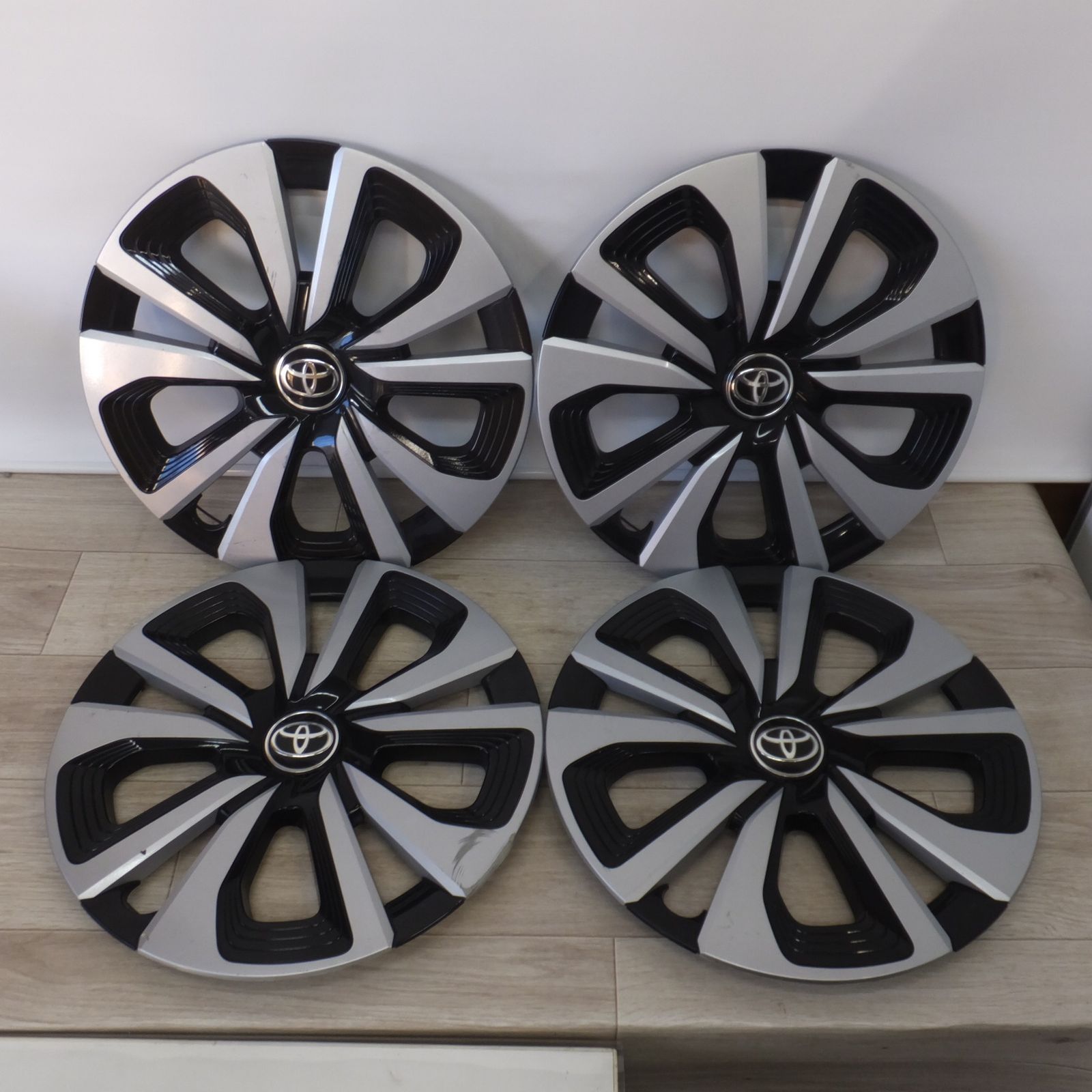 送料無料 トヨタ TOYOTA 純正 プリウス 50系 後期 PHV ホイールカバー 15インチ 4枚