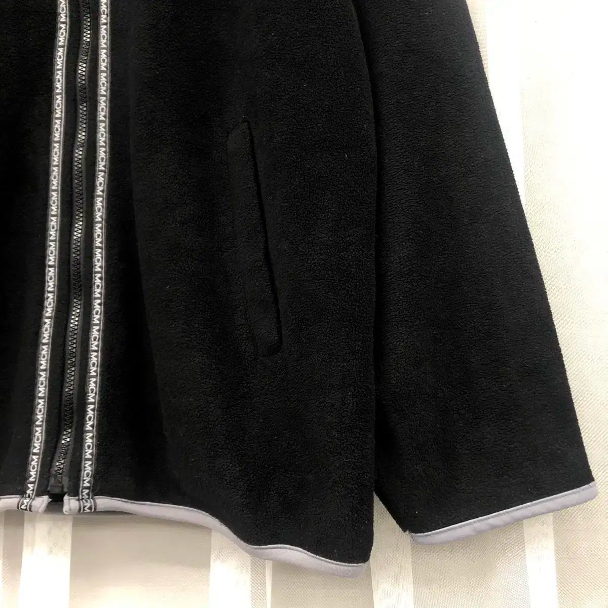 ブラック フリース