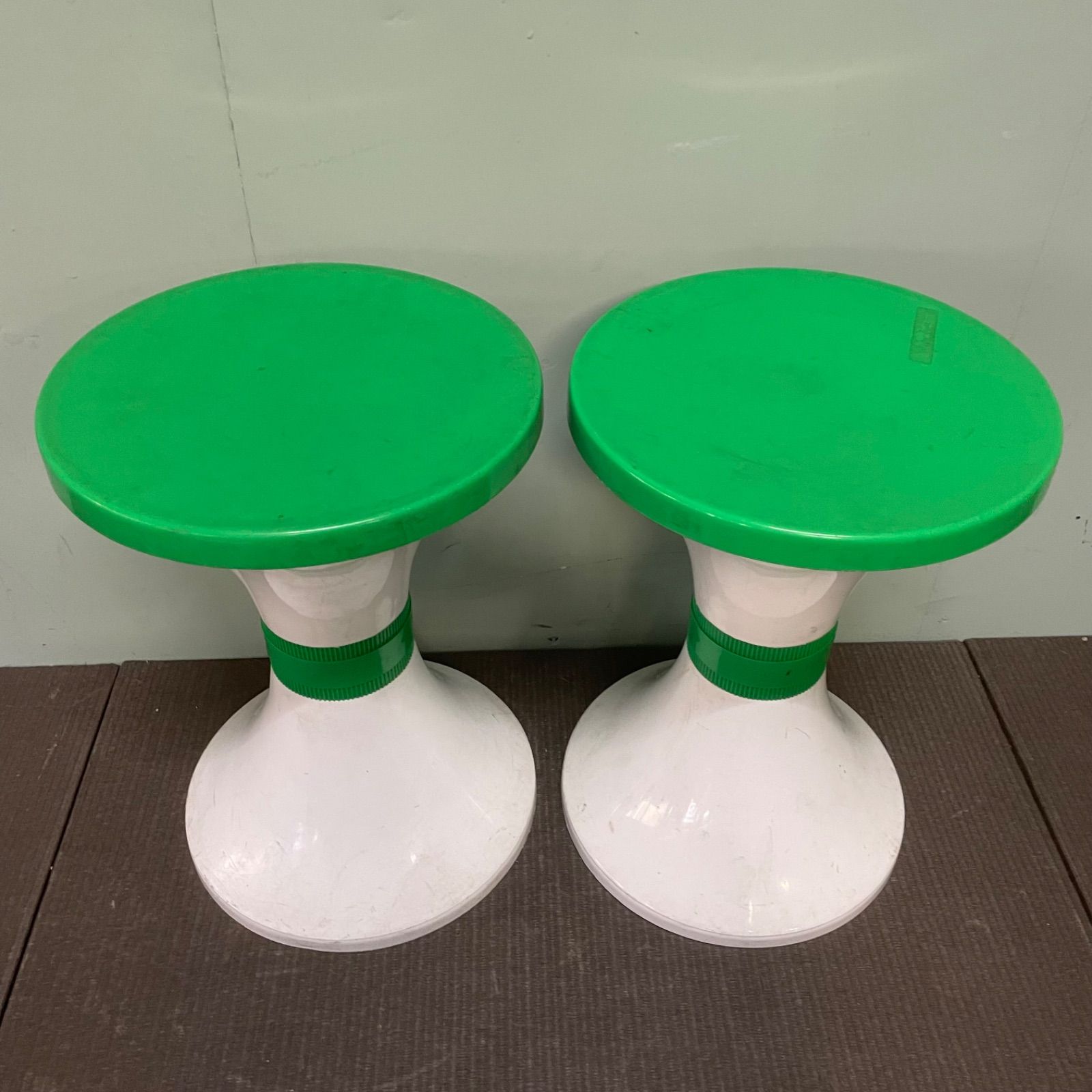 ♭ レトロポップ 丸型スツール 2個セット 緑×白 丸椅子 昭和レトロ プラスチック 古道具タグボート