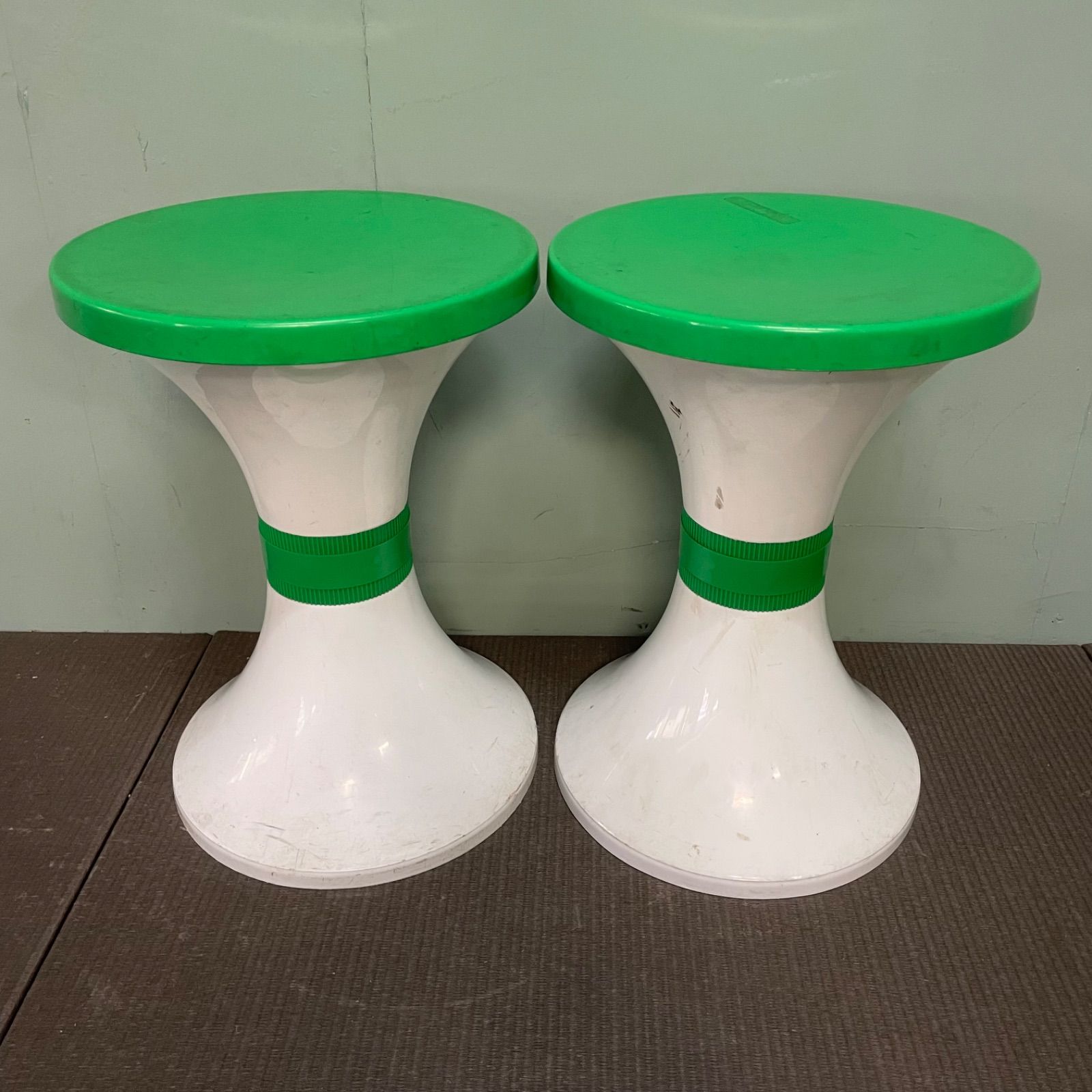 ♭ レトロポップ 丸型スツール 2個セット 緑×白 丸椅子 昭和レトロ プラスチック 古道具タグボート