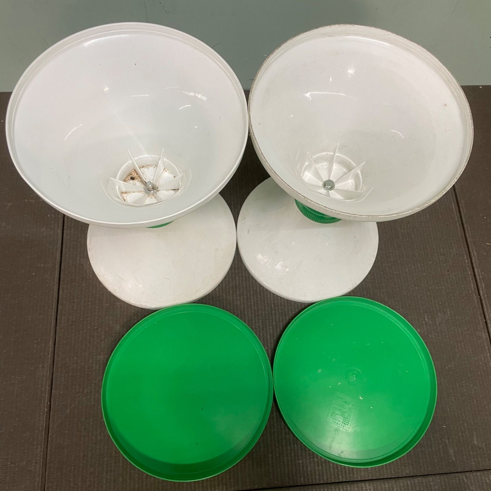 ♭ レトロポップ 丸型スツール 2個セット 緑×白 丸椅子 昭和レトロ プラスチック 古道具タグボート MARWIL-DEMENAGEMENTS_CH