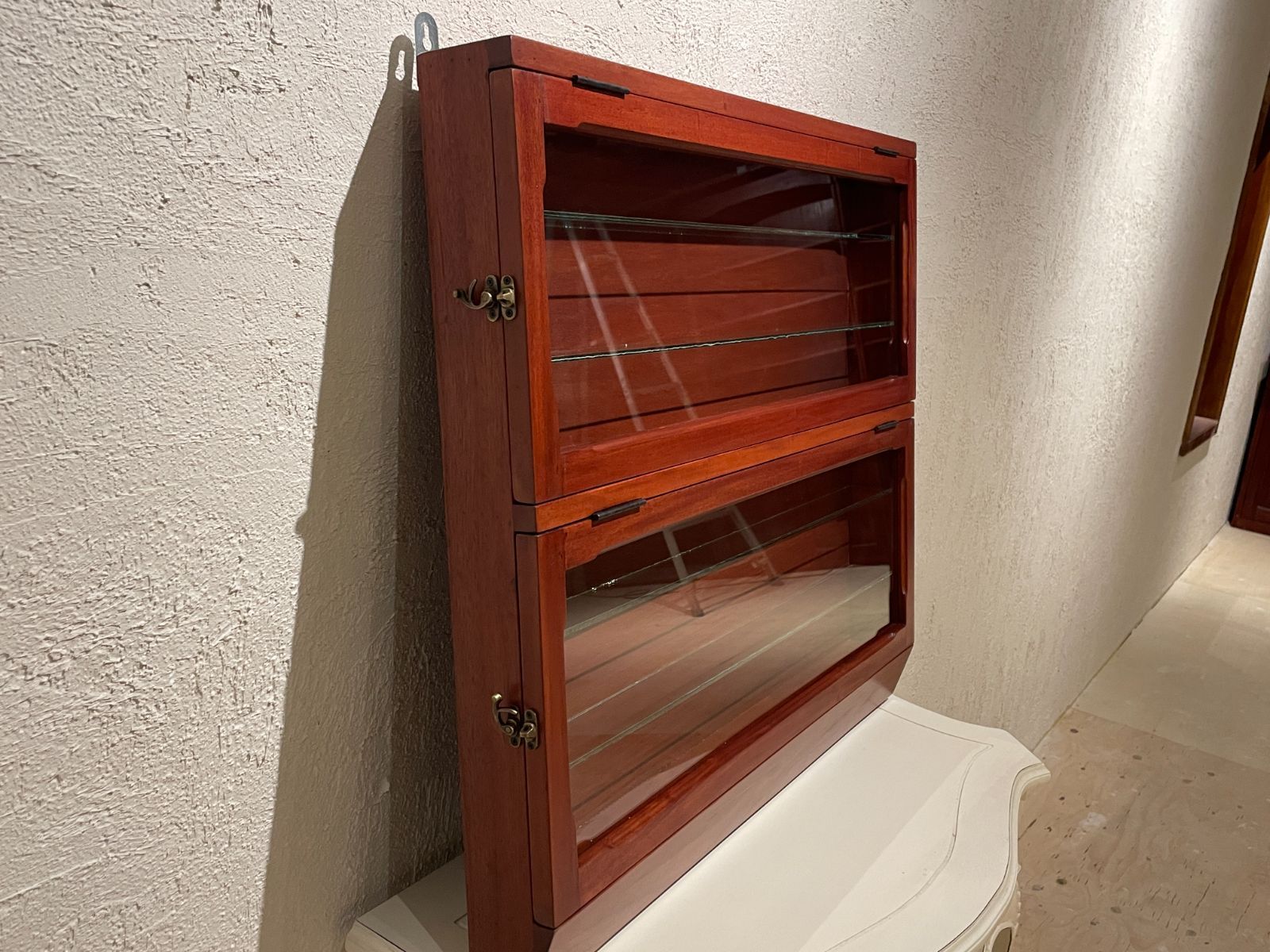 アンティーク調 壁掛けガラス棚 飾り棚 ショーケース she-022-MAH