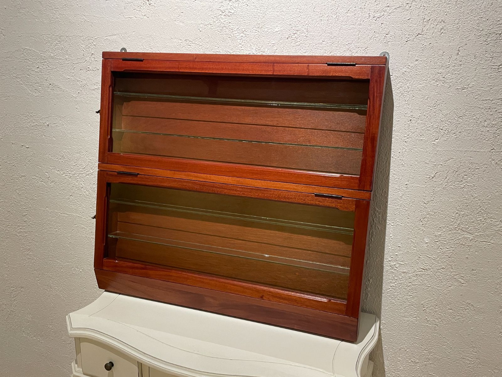 アンティーク調 壁掛けガラス棚 飾り棚 ショーケース she-022-MAH