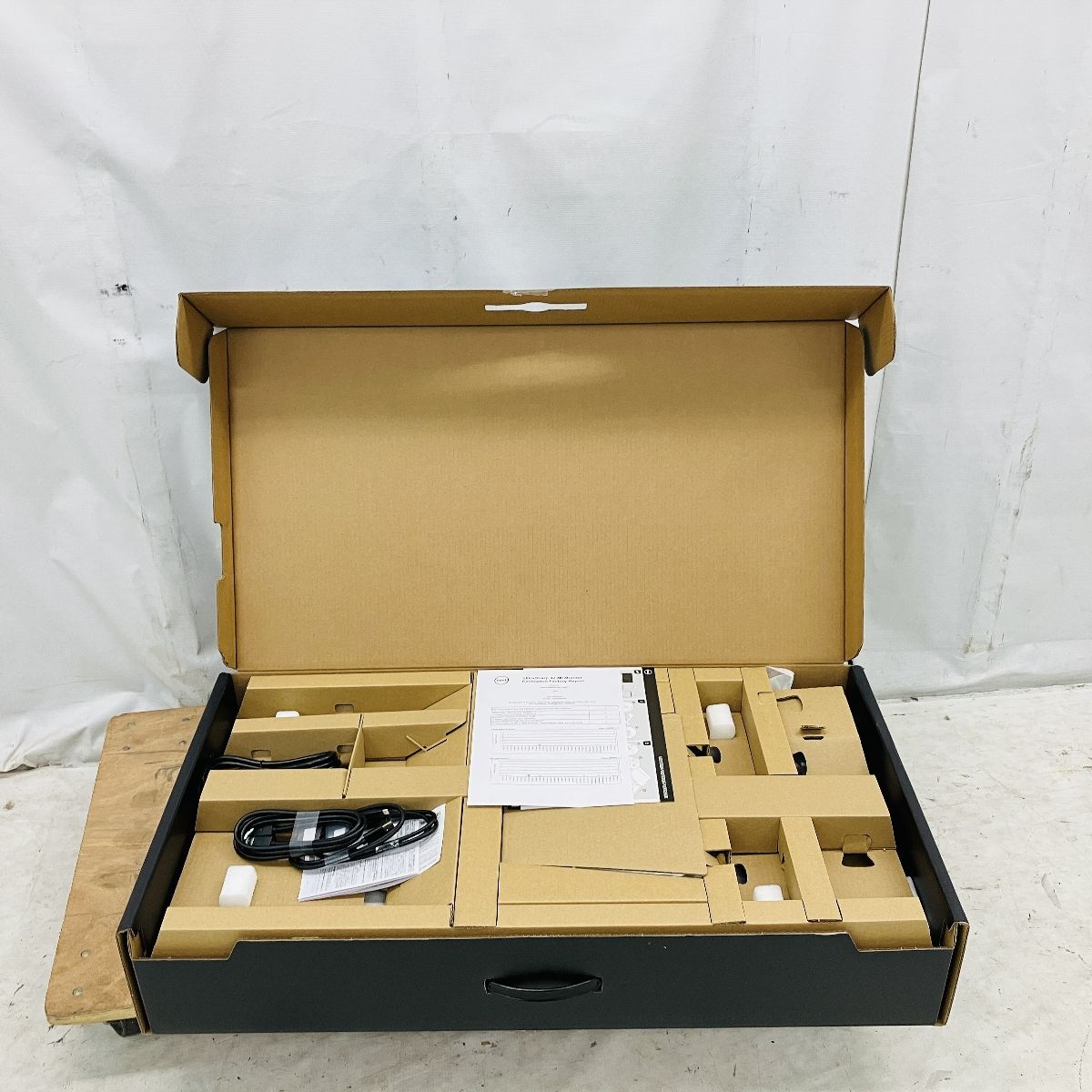 デル 31.5インチ