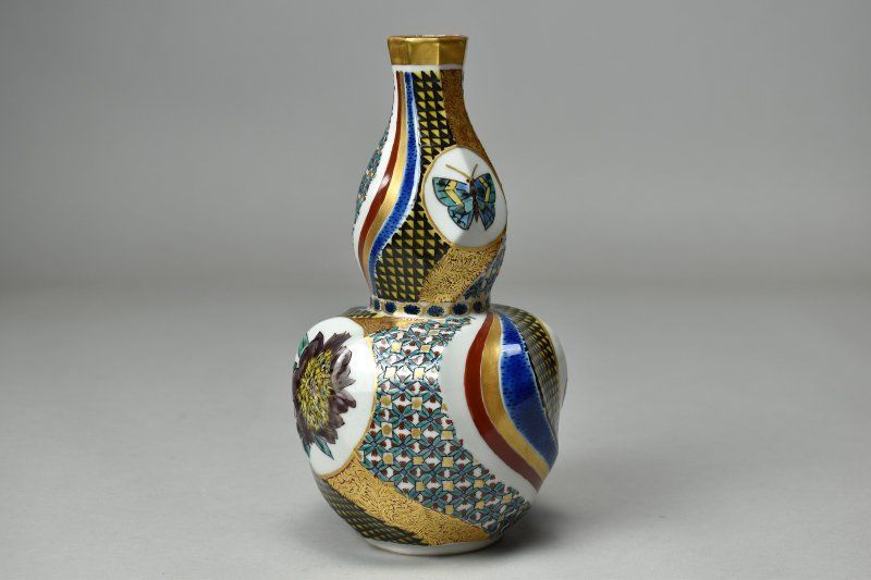 蔵A5120b 九谷 北出星光 色絵金彩 花蝶文瓢型 壷 壺 花入 共箱 師 北出塔次郎 日本工芸会正会員