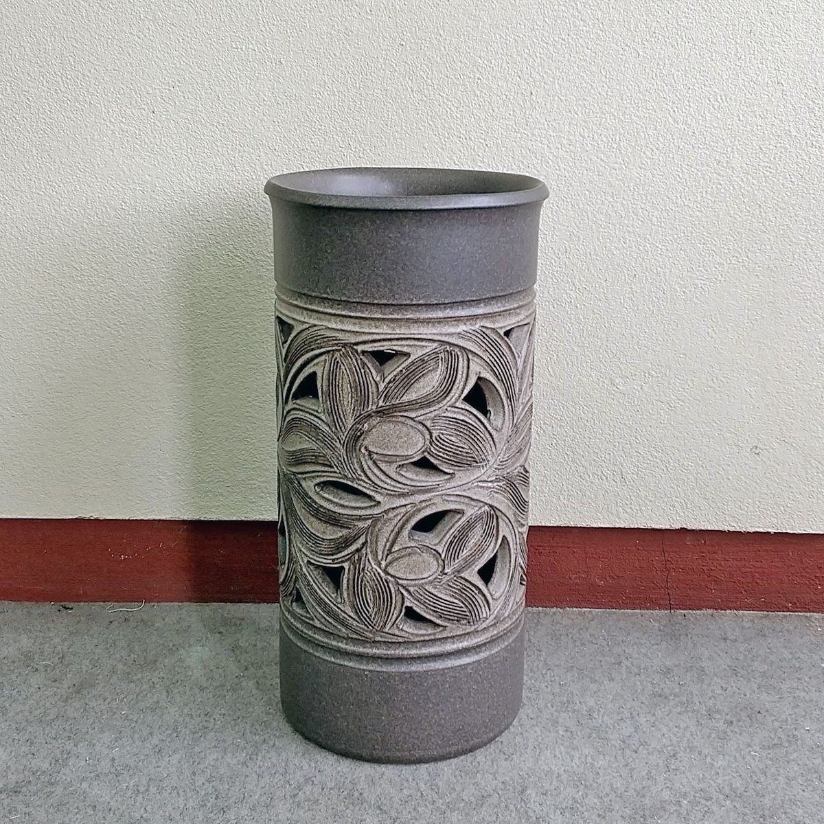 陶器傘立て 黒窯変唐草彫傘立 信楽焼 傘約7本収納 2-2920 丸伊製陶