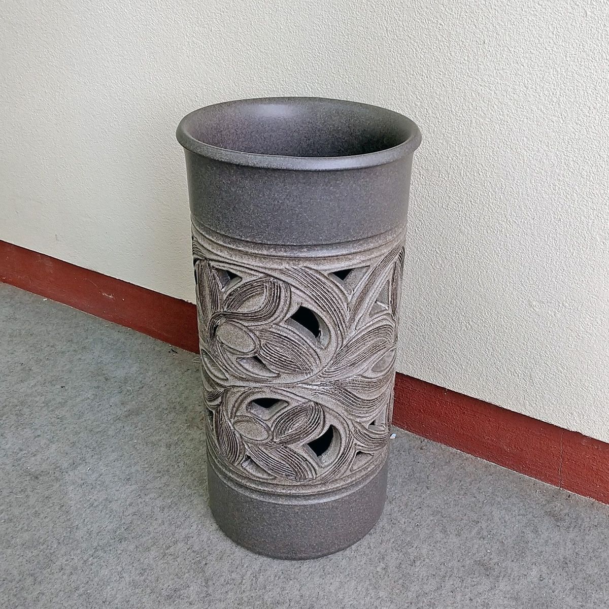 陶器傘立て 黒窯変唐草彫傘立 信楽焼 傘約7本収納 2-2920 丸伊製陶