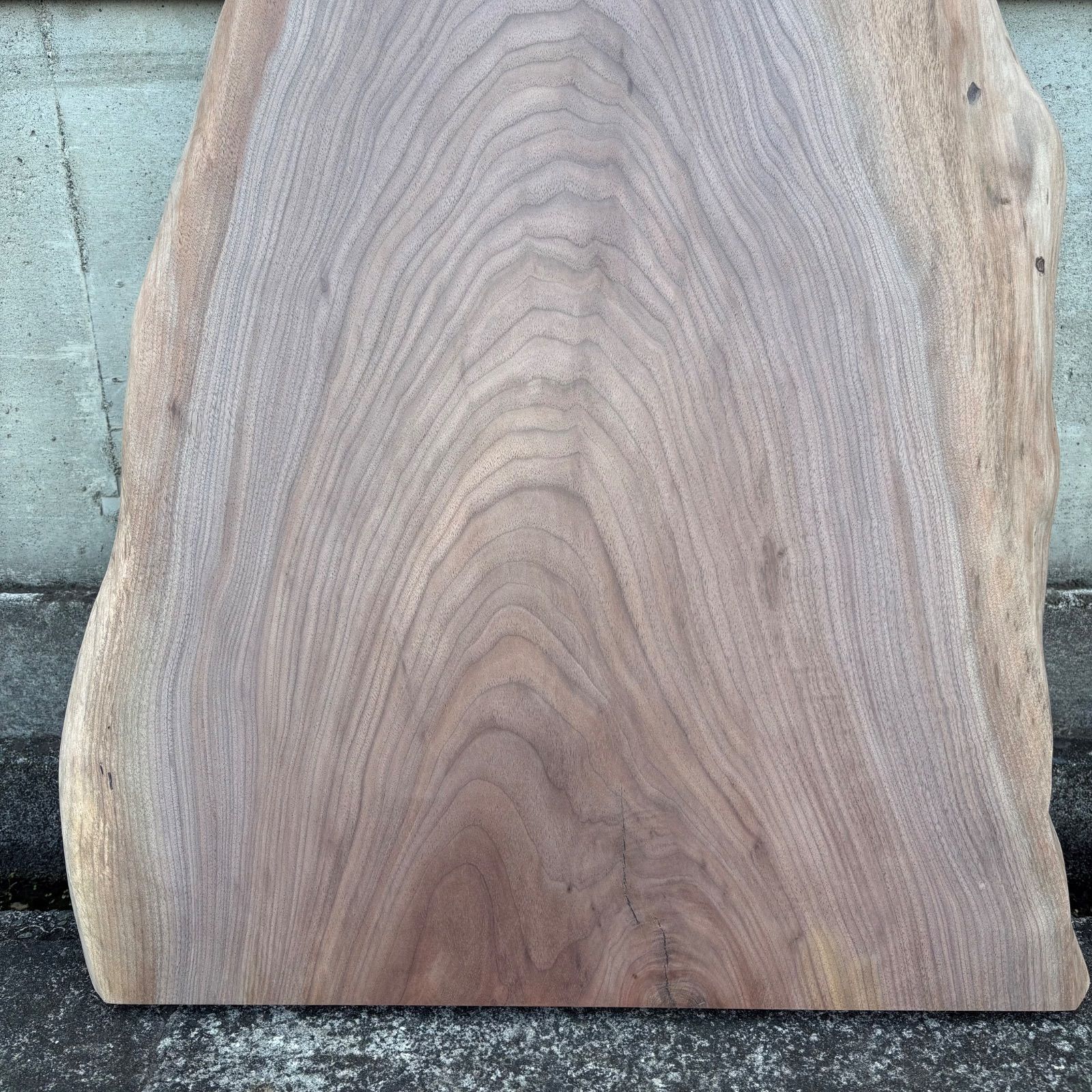 ウォールナット 一枚板 DIY木材 無垢材 無垢テーブル 手作り家具 サイドテーブル インテリア MARWIL-DEMENAGEMENTS_CH