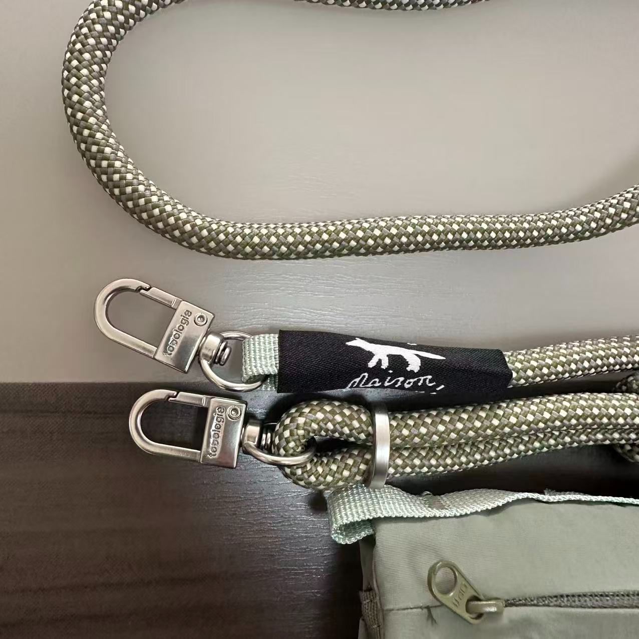 【新品】メゾンキツネ✖️トポロジー フォンサコッシュ トポロジーがメゾン キツネとコラボ、パリの街並みから着想した