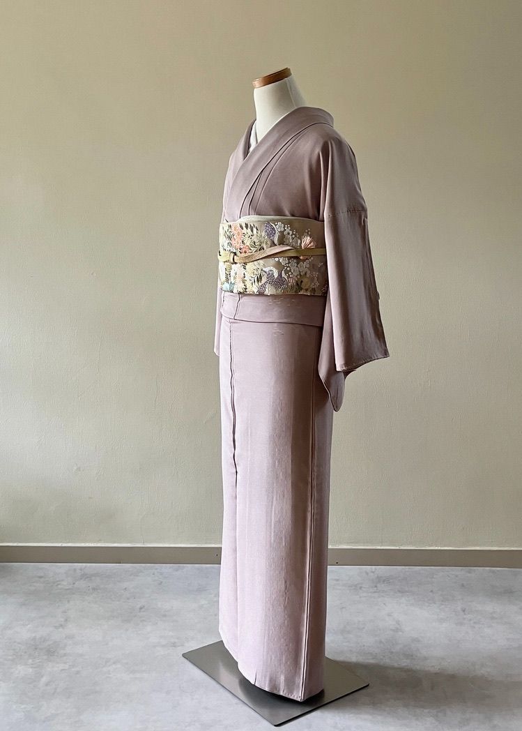 正絹南天地紋色無地縫い紋ライトベージュ 正絹南天地紋色無地縫い紋ライトベージュ 正絹綸子 胡桃色の色