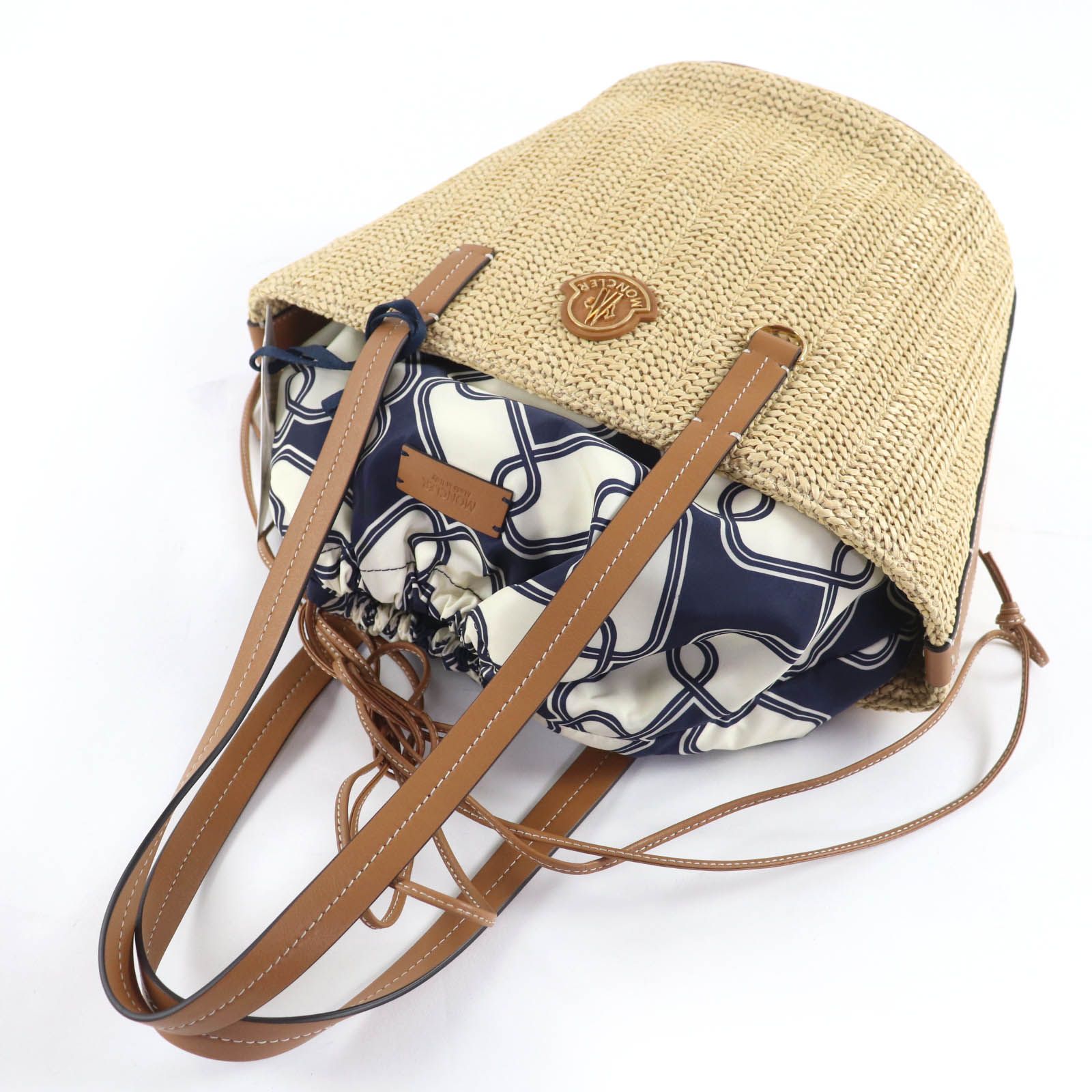 絶対にあなたの一番選択！ MONCLER モンクレール Hubba レザー使い ロゴレザーパッチ スモール かごバッグ ハンドバッグ ベージュ 保存袋付き イタリア製 正規品 レディース