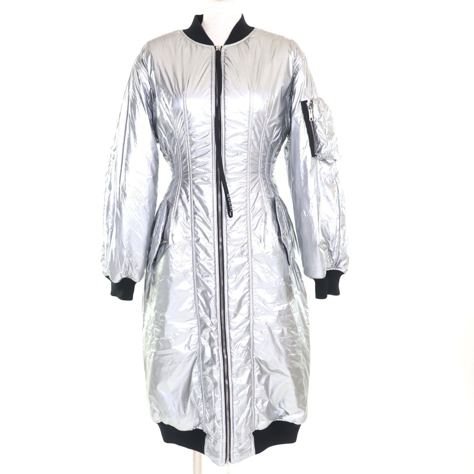 ♥品 GUCCI グッチ 24SS リゾートコレクション メタリック ランウェイ着用 ジップアップ ロング コート シルバー 36 ハンガー付き イタリア製 正規品 レディース