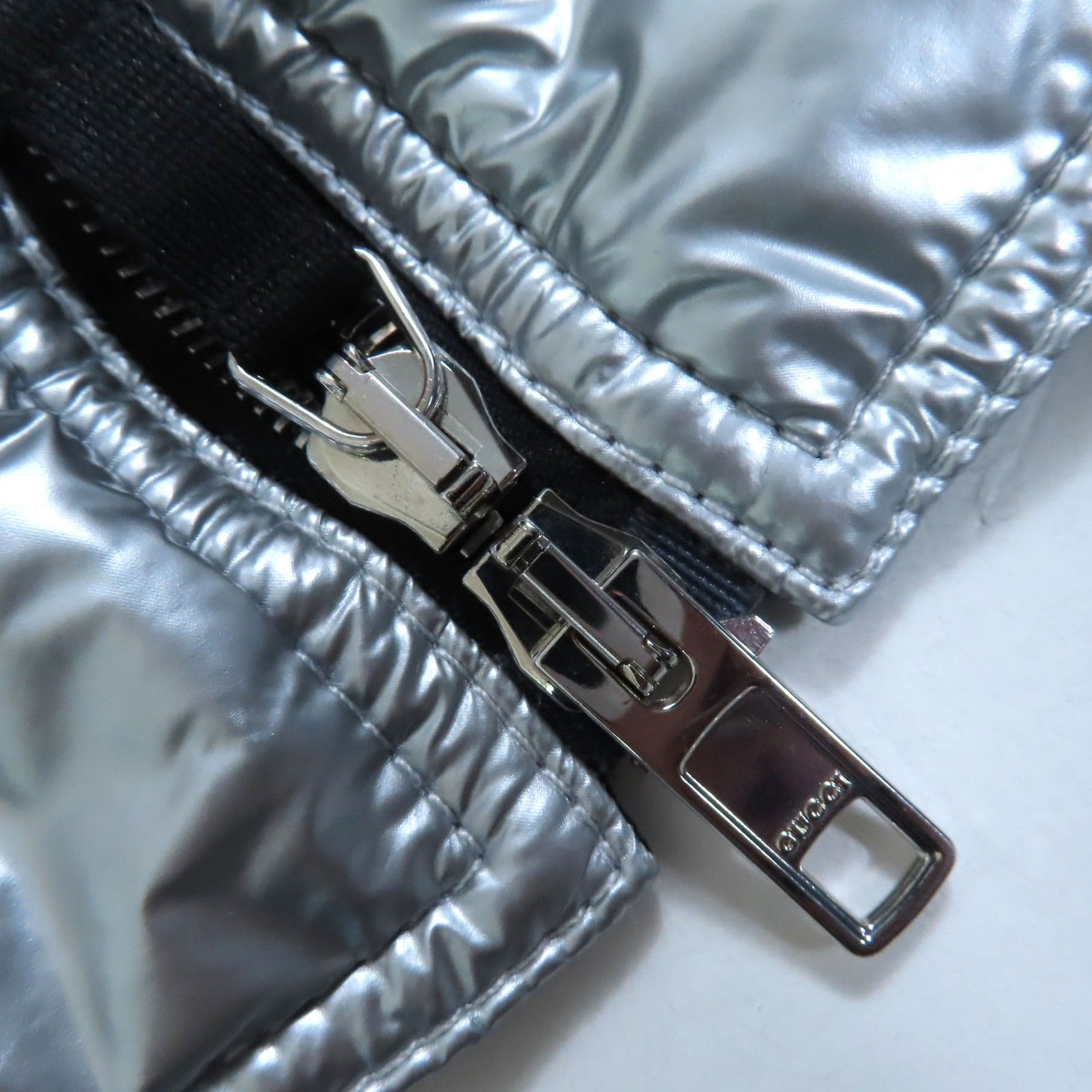 GUCCI グッチ 24SS リゾート メタリック ランウェイ着用 ジップアップ ロング コート シルバー 36 ハンガー付き イタリア製 レディース GULLKHAN_COM