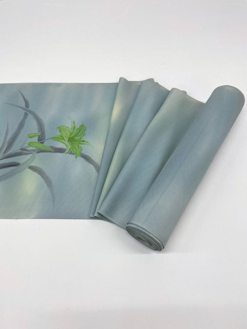 付け下げ 手描 ぼかし 正絹 反物 付け下げ 手描 紋意匠 ぼかし染 百合 正絹 反物 - メルカリ