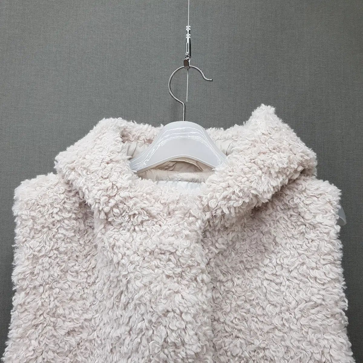 コス COS フェイクファー フード ベスト