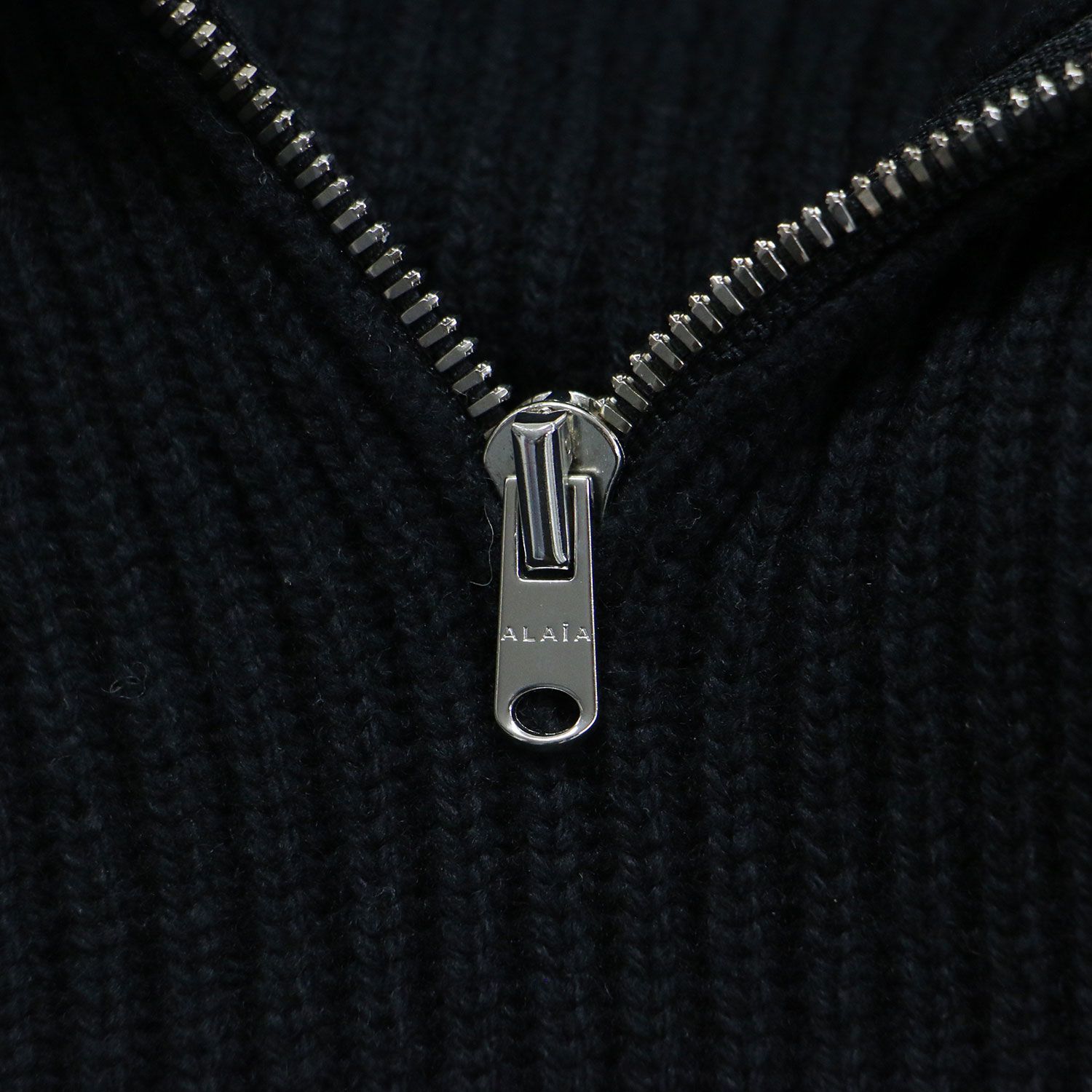 ALAIA アライア ニット ブラック 黒 サイズ:38(S) | ジップアップ リブ ニット セーター / セーター | ショート丈 長袖 ビッグカラー ウール カシミヤ | イタリア製 | トップス プルオーバー【レディース】【中古】【K4617】 ALAIA アライア ニット ブラック 黒 サイズ:38(S) | ジップアップ リブ