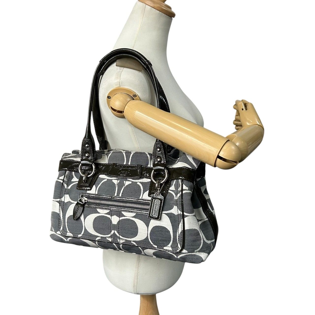 コーチ ハンドバッグ ワンショルダー オプアート シグネチャー キャンバス パテントレザー グレー ブラック レディース 肩掛け 通勤 通学 カジュアル スタイリッシュ モノトーン デザイン性 人気モデル COACH 13290 s82 DECORATOM_COM_BR