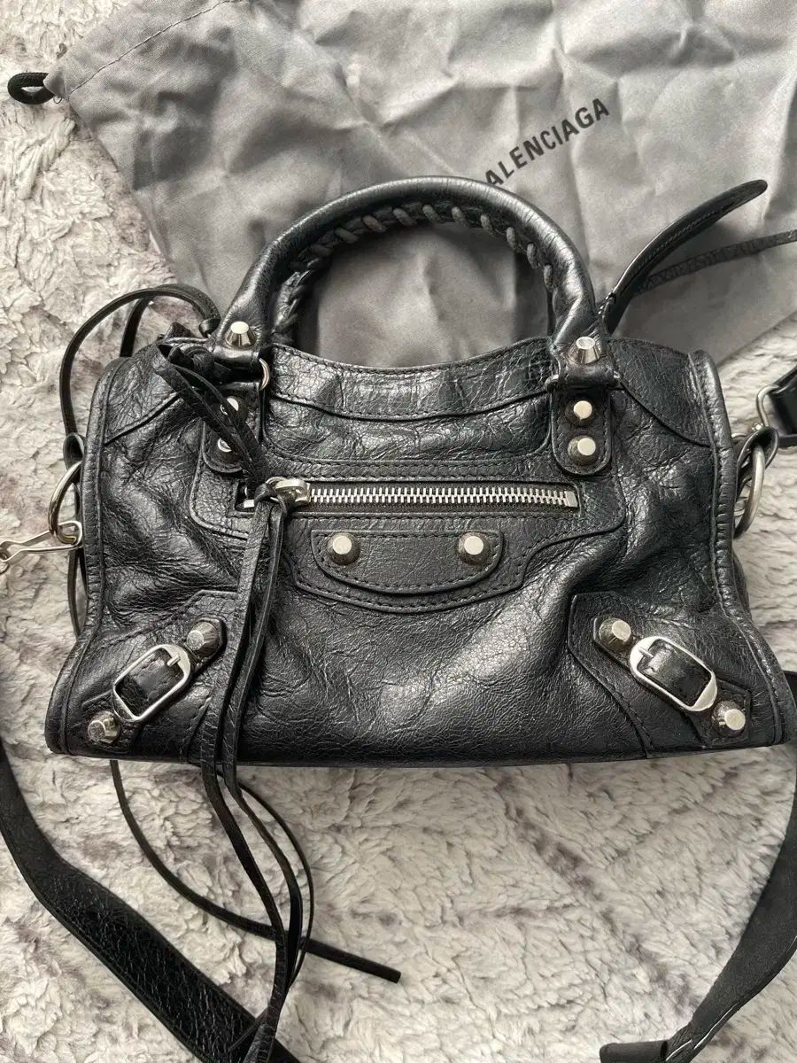 バレンシアガ ロゴストラップ モーターバッグ シティバッグ ミニ ブラック WWW_USTAUSTRALIA_COM_AU