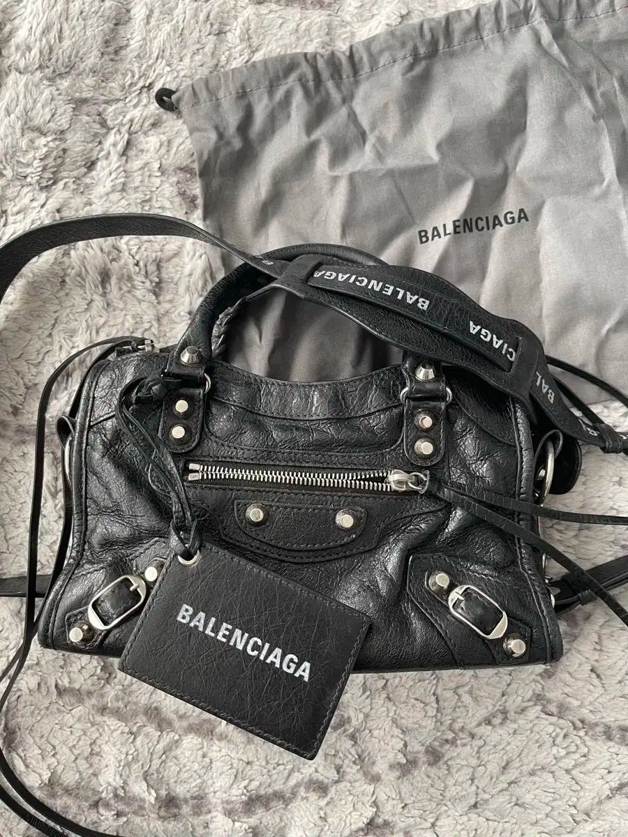 バレンシアガ ロゴストラップ モーターバッグ シティバッグ ミニ ブラック