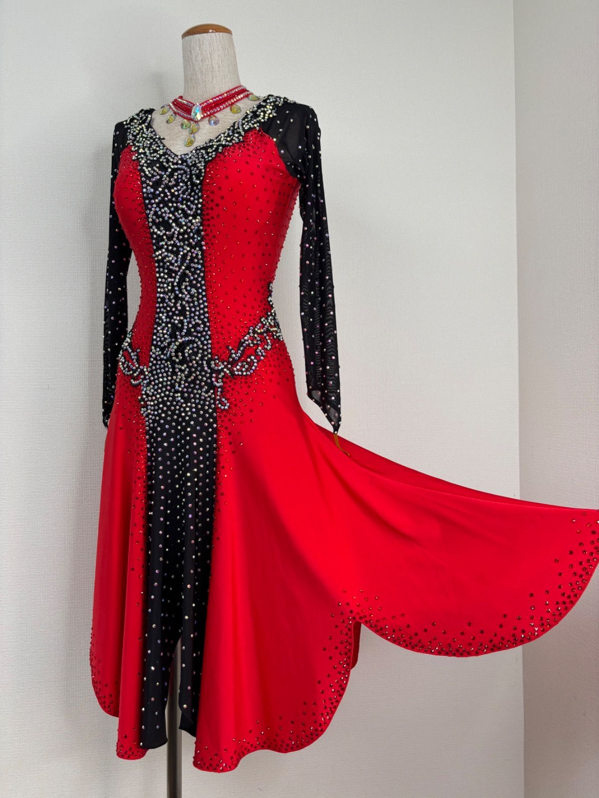絶対大特恵！ 社交ダンス 豪華 ラテンドレス レッド×ブラック チョーカー付き MLサイズ 衣装 条件付き送料無料。