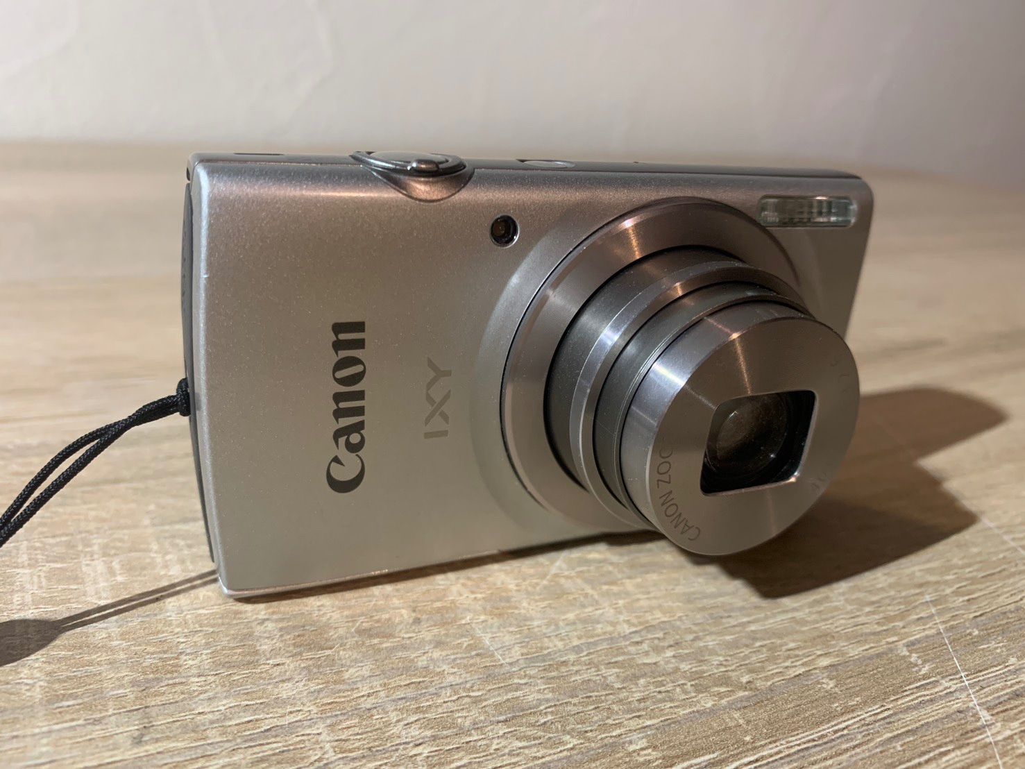 シルバー デジカメ