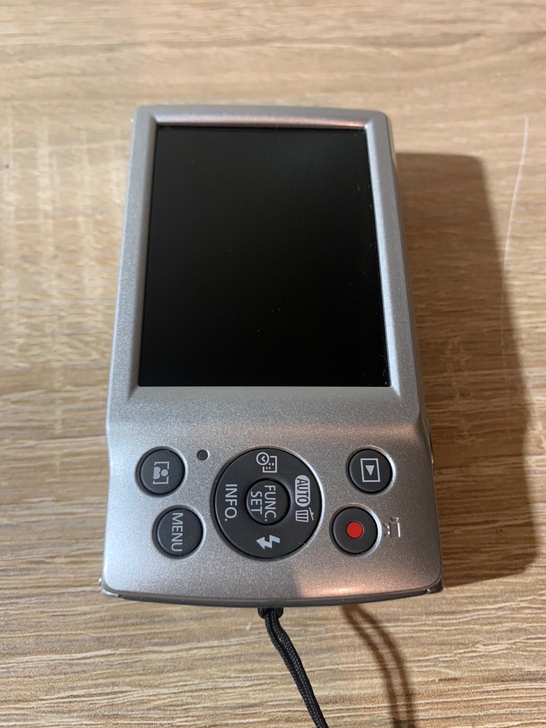 シルバー デジカメ