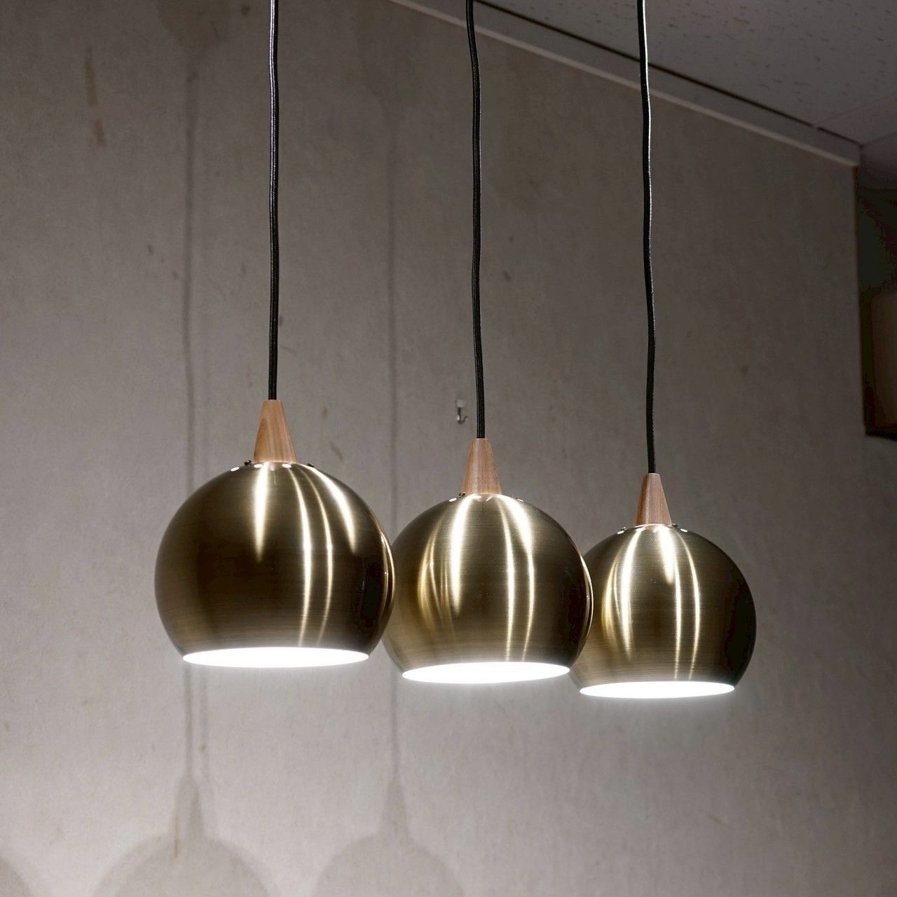 Bello select ELUX エルックス PECKER ペッカー LC10797 ペンダントライト 吊り下げ照明 3灯 アンティークブラス モダン 北欧 ラグジュアリー