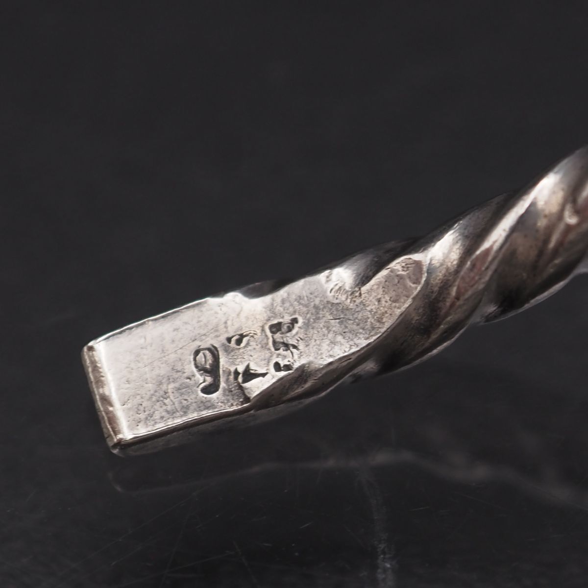 シルバー　バングル　ヴィンテージ G922 ヴィンテージ 925刻印 バングル デザイン シルバー 腕輪 - メルカリ