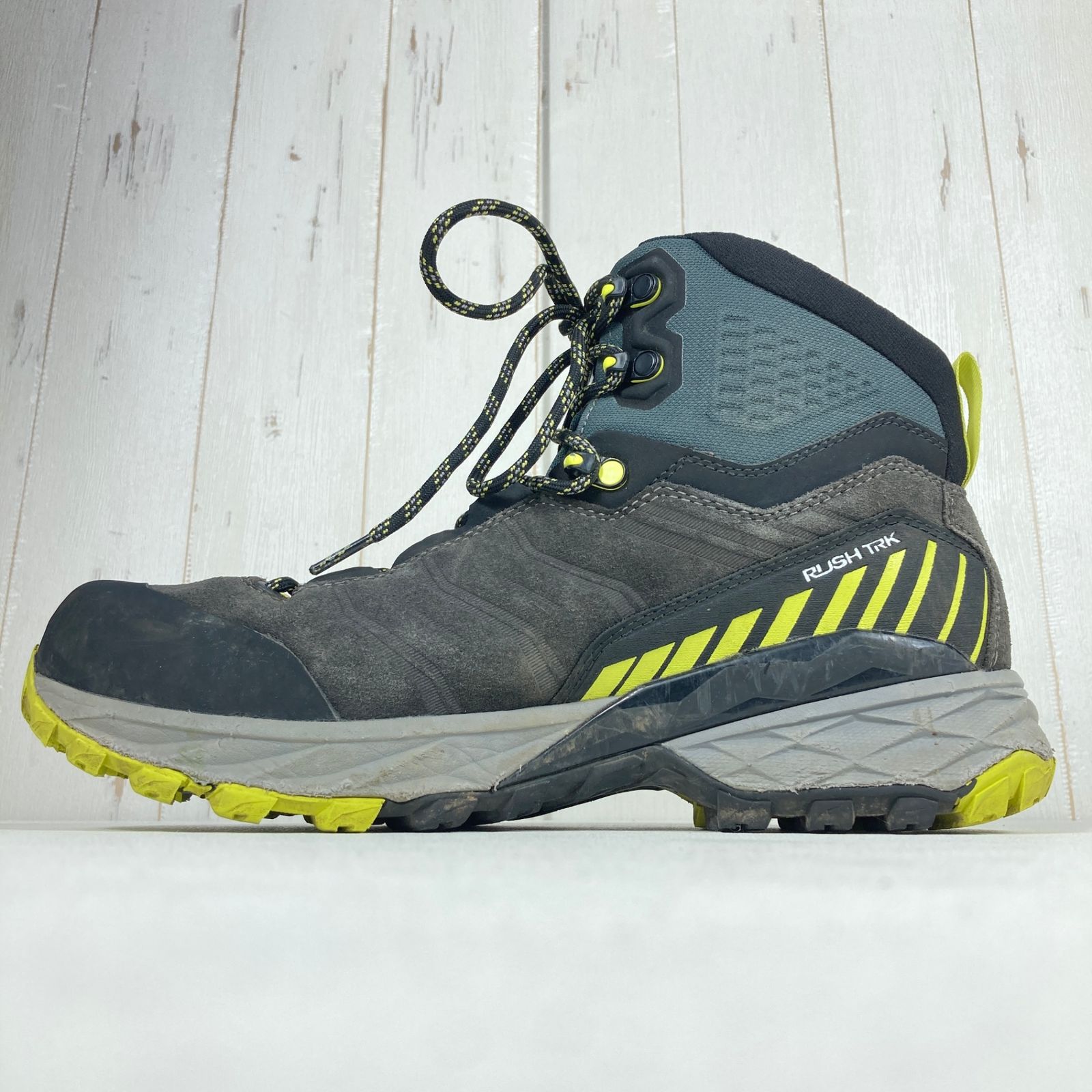 トレッキングブーツ