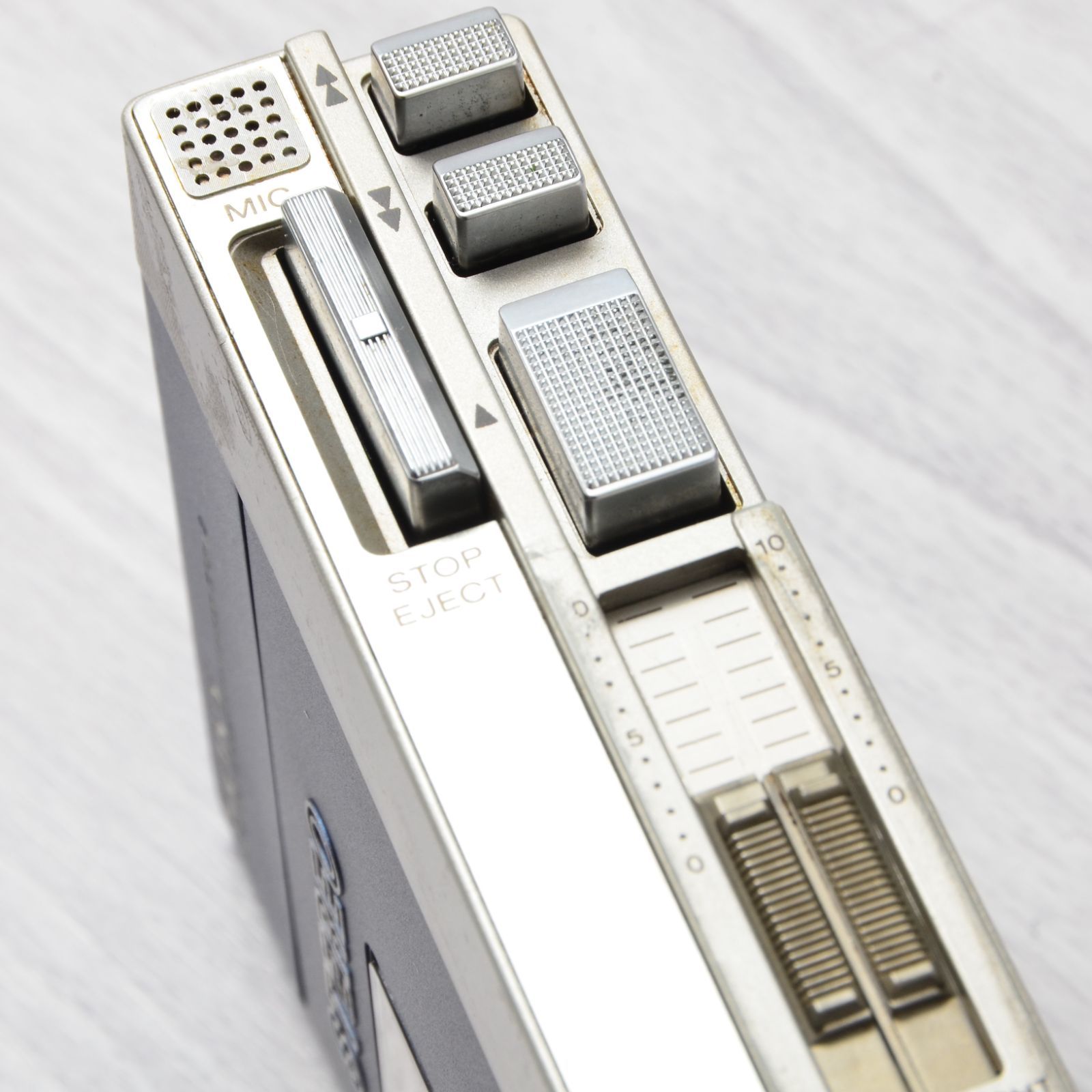 ソニーカセットウォークマン ケース付