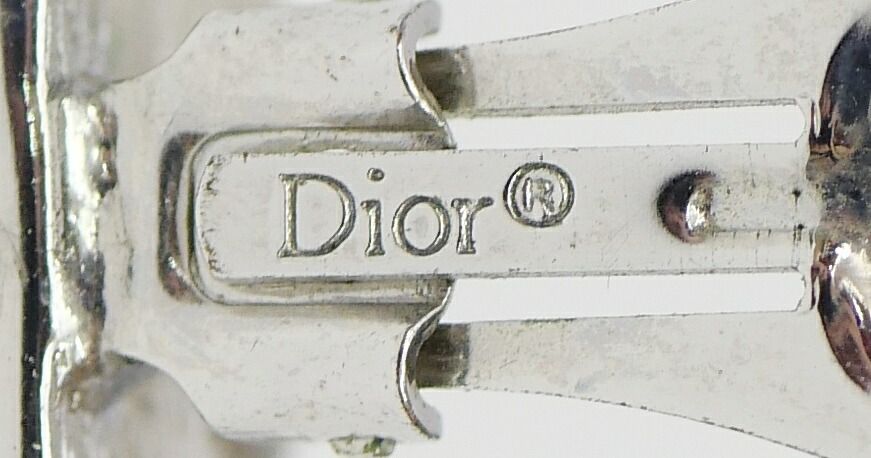 イヤリング ロゴ