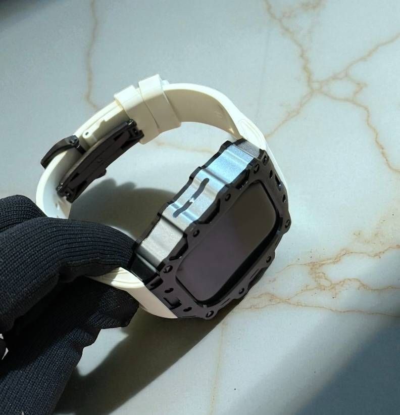 サンドホワイト 別注強化型ブラックバックルモデル アップルウォッチケース カスタム カバー 保護 46 アップルウォッチ series10 series11 ラバーバンド ベルト
