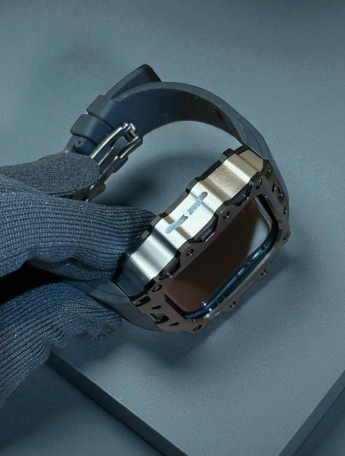 シルバーケース ブラックラバー 別注強化型ブラックバックルモデル アップルウォッチ カスタム カバー 保護 46 アップルウォッチ series10 series11 ベルト