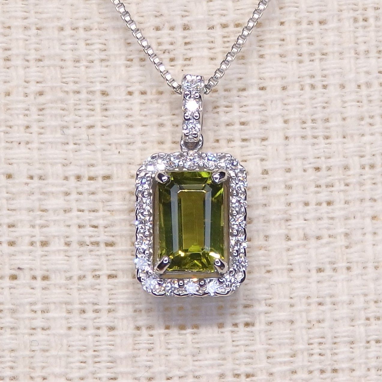 ★セール★ペリドット ペンダント Z5842 0.681ct プラチナPt 長角 ペリドット ペンダントTOP Z5842 0.681ct プラチナPt 長角 エメラルド